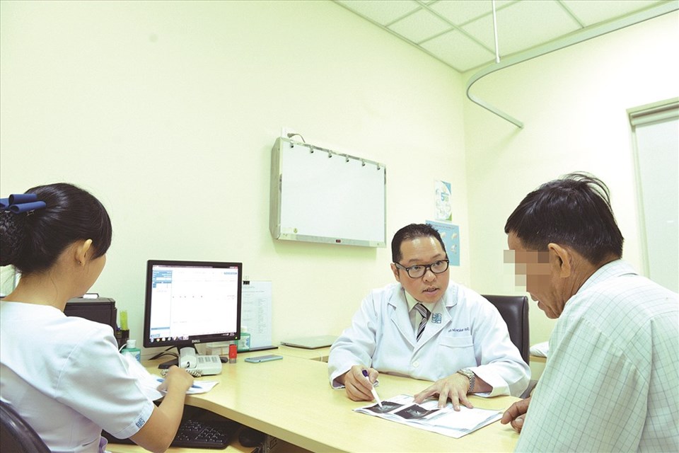 Các bác sĩ đang khám cho người bệnh. Các bác sĩ đang khám cho người bệnh.