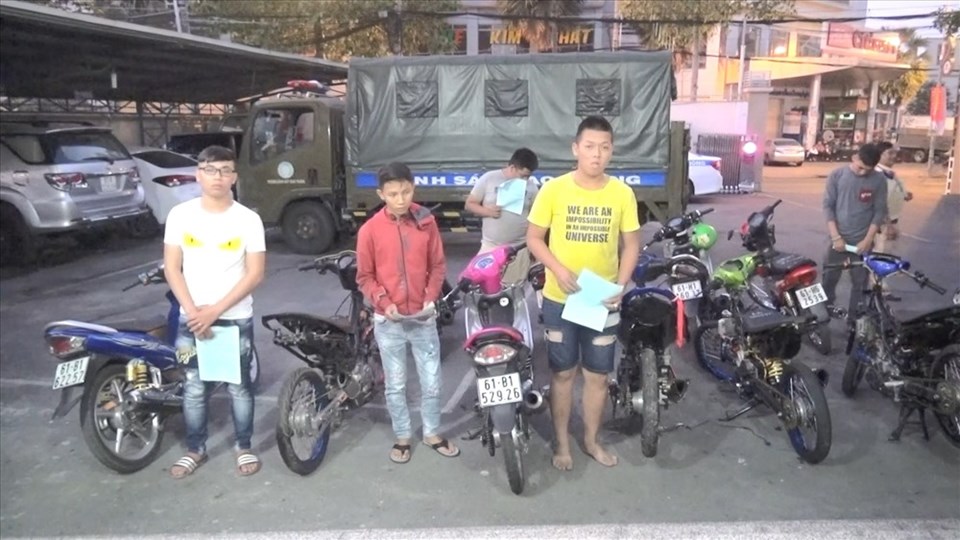 Công an bắt nhóm đối tượng đua xe trái phép đêm lễ hội rằm tháng giêng. Công an bắt nhóm đối tượng đua xe trái phép đêm lễ hội rằm tháng giêng.