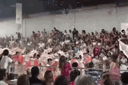 Nóng nhất hôm nay: Sập khán đài lễ hội carnival tại Argentina