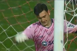 Văn Lâm phạm sai lầm ngớ ngẩn trong trận ra mắt Muangthong United