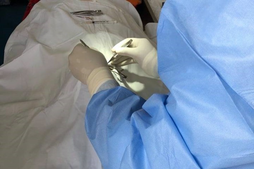 Kỹ thuật viên Ngân hàng Mắt Trung ương lấy giác mạc của anh Hắc Ngọc Trung