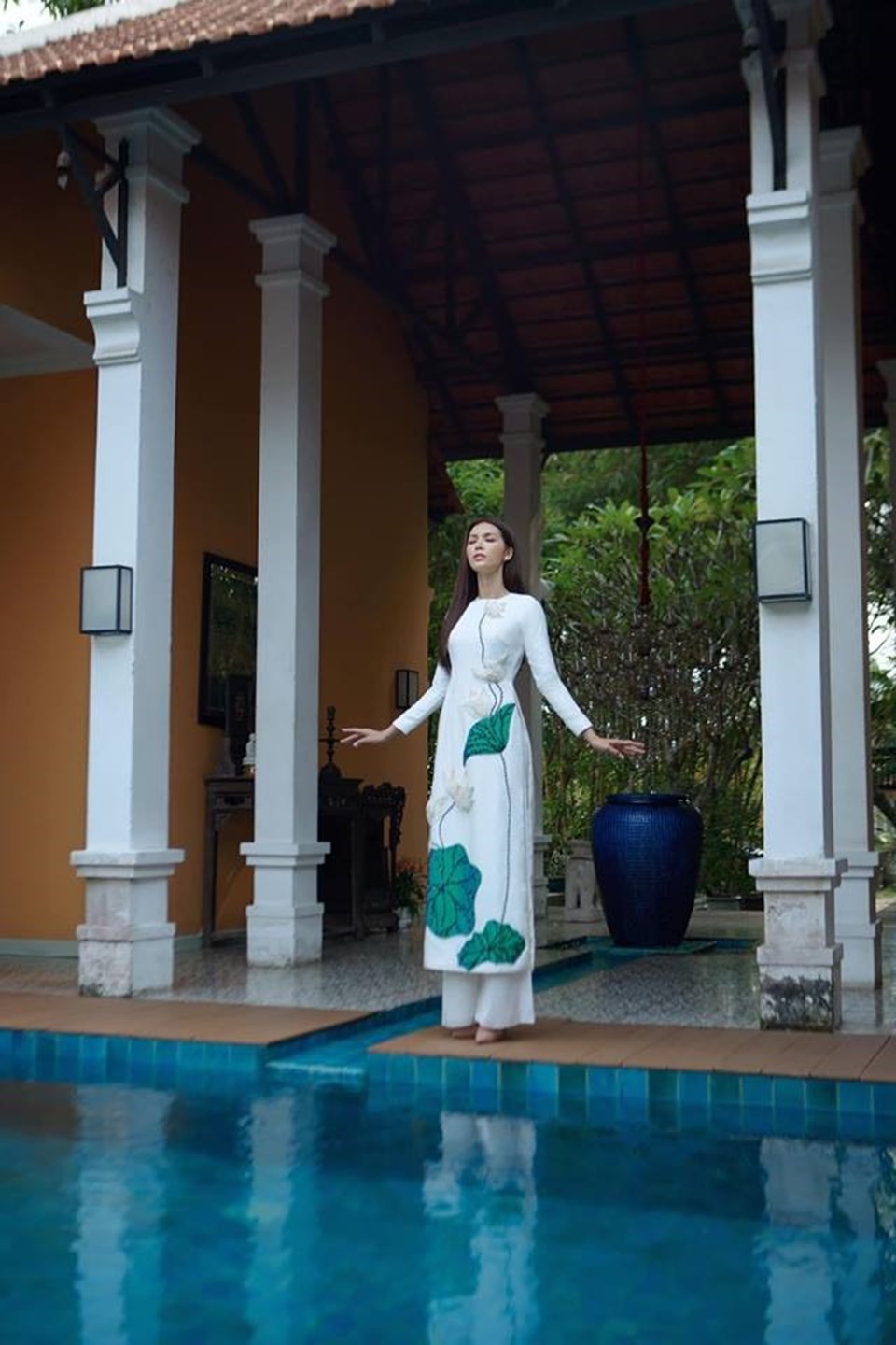 Minh Tú với hình ảnh dịu dàng, nền nã, trái với cá tính sắc sảo thường ngày. Minh Tú với hình ảnh dịu dàng, nền nã, trái với cá tính sắc sảo thường ngày.
