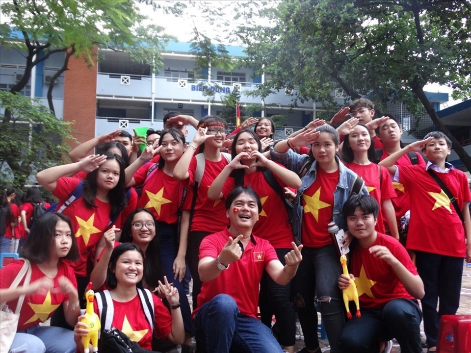 Giáo viên, học sinh trường THPT Nguyễn Du đã dành một tiết học để đồng diễn flashmod nhằm cổ vũ tinh thần cho đội tuyển Việt Nam trong khuôn khổ AFF Cup 2018. Giáo viên, học sinh trường THPT Nguyễn Du đã dành một tiết học để đồng diễn flashmod nhằm cổ vũ tinh thần cho đội tuyển Việt Nam trong khuôn khổ AFF Cup 2018.