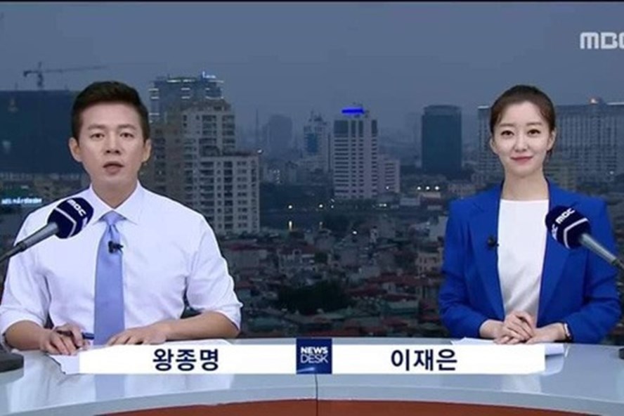 Ekip Hàn Quốc đưa tin trên nóc khách sạn. Ảnh mạng