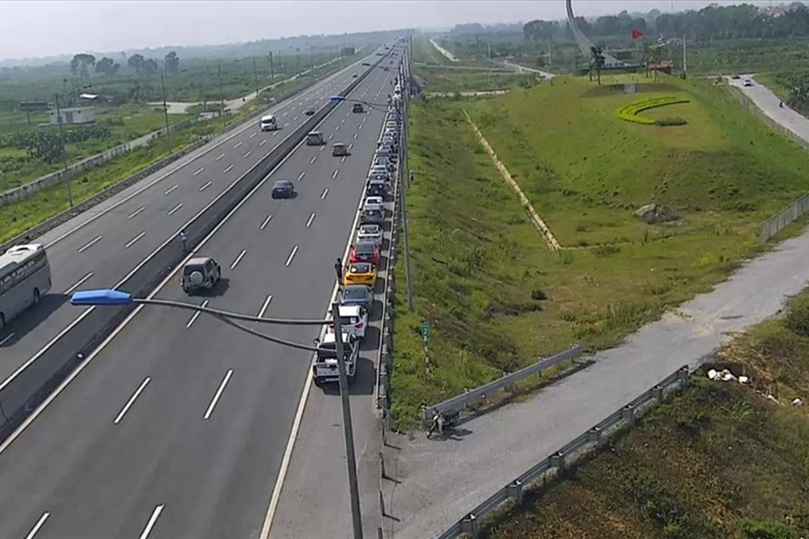Dừng xe thành đoàn để chụp ảnh trên cao tốc Hà Nội - Hải Phòng