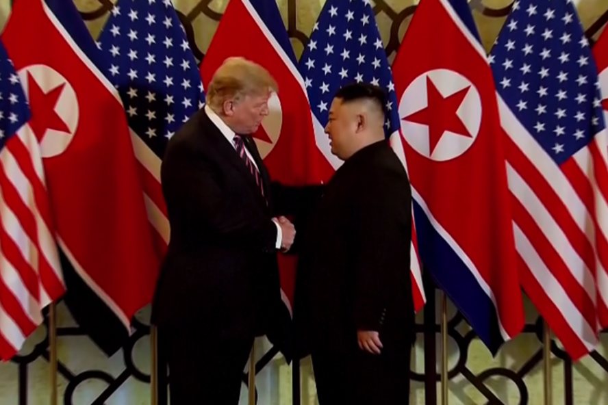 Tá»ng thá»ng Donald Trump bắt tay Chá»§ tá»ch Kim Jong-un trong há»i nghá» thượng Äá»nh Mỹ-Triá»u lần 2 tại Hà Ná»i, ngà y 27.2.2019. Ảnh: CNN