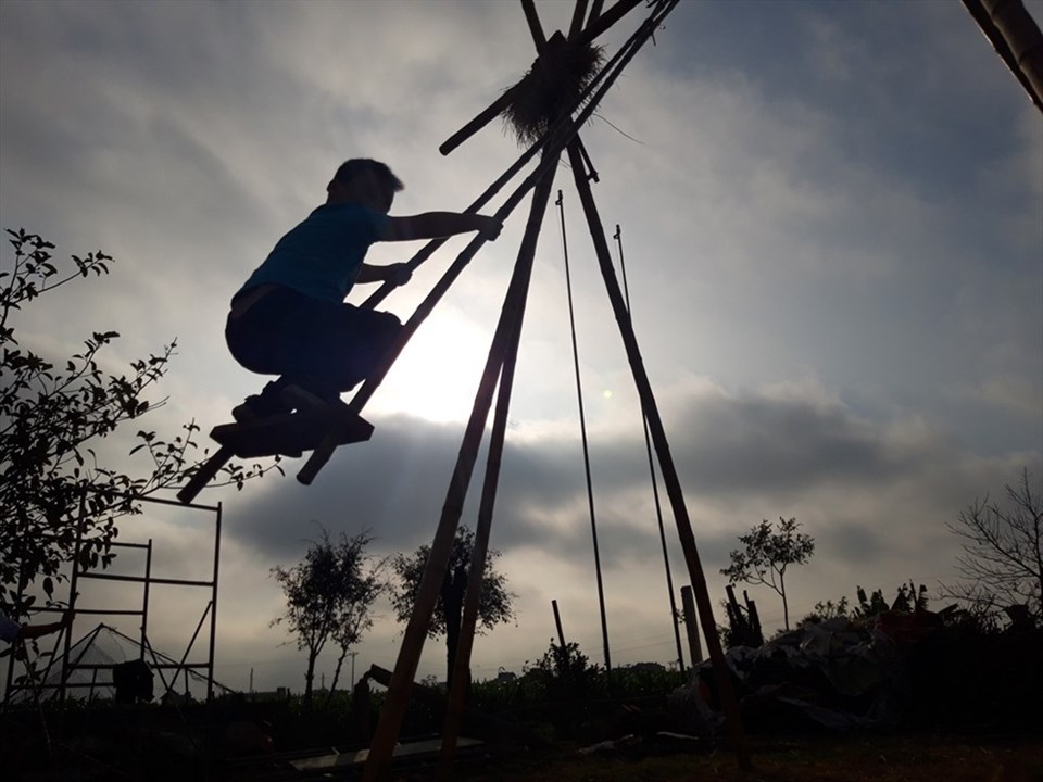 Trò chơi đánh đu vắng giới trẻ dịp Tết Trò chơi đánh đu vắng giới trẻ dịp Tết