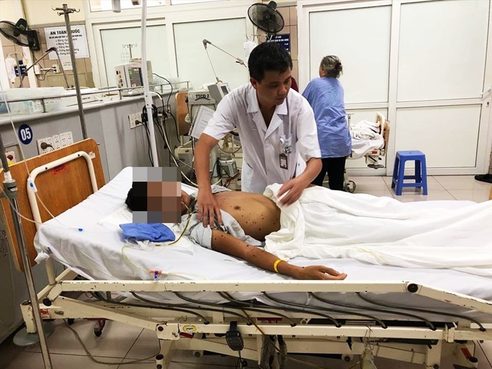Một ca bị ngộ độc rượu. Ảnh: L.H Một ca bị ngộ độc rượu. Ảnh: L.H