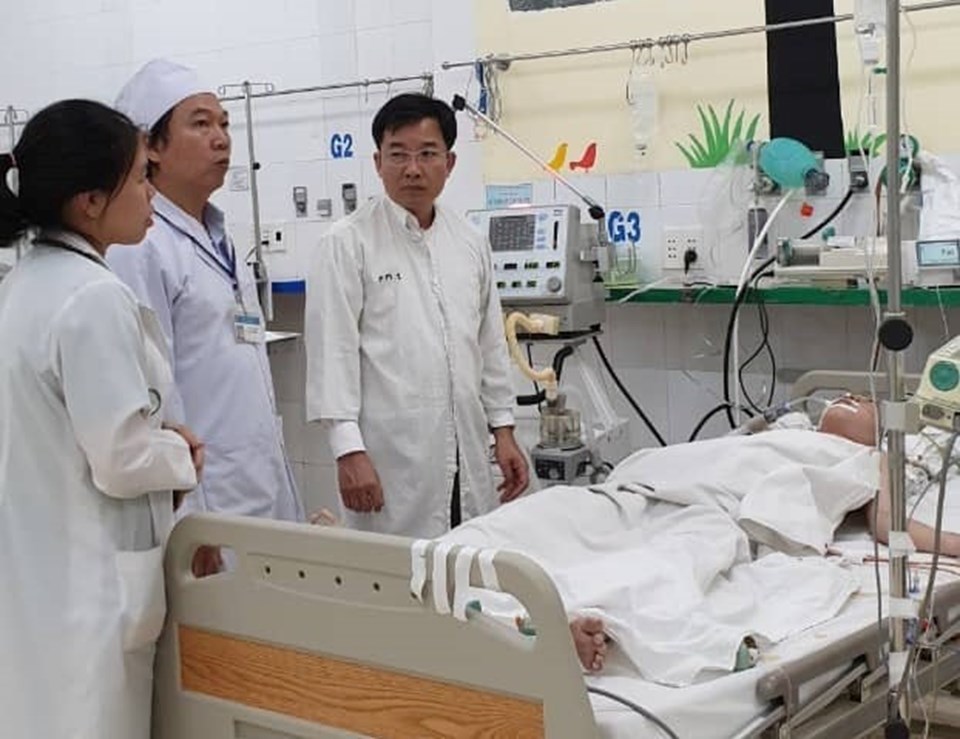 Các bác sĩ thăm khám cho cháu bé bị tai nạn Các bác sĩ thăm khám cho cháu bé bị tai nạn