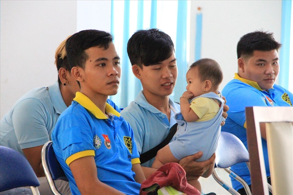 Chuyên gia tâm lý tư vấn chia sẻ kỹ năng dây dựng hạnh phúc gia đình với công nhân tại thị xã Bến Cát, Bình Dương. Chuyên gia tâm lý tư vấn chia sẻ kỹ năng dây dựng hạnh phúc gia đình với công nhân tại thị xã Bến Cát, Bình Dương.