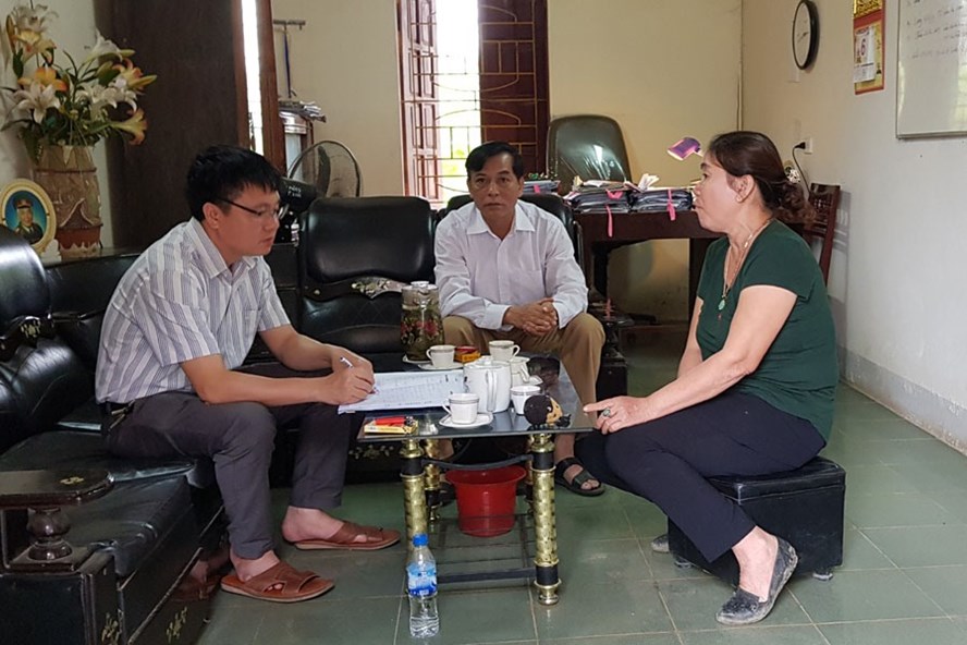 Chá» Bùi Thá» Ngân (phải) trao Äá»i vá»i PV Báo Lao Äá»ng. Ảnh: HOÃNG TÃNG