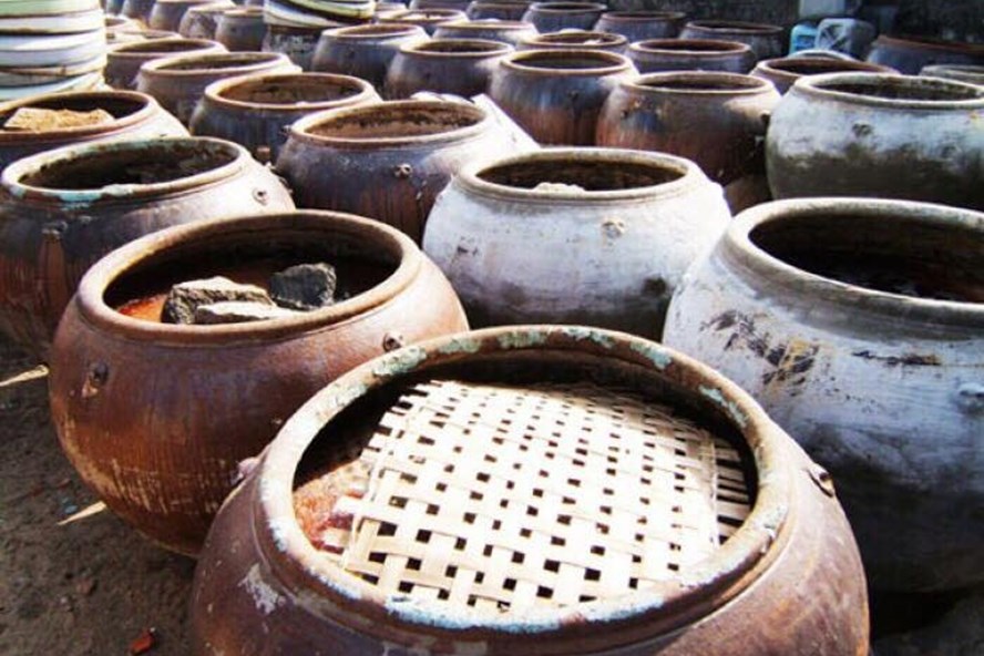 Công đoạn ủ mắm ở thủ phủ nước mắm truyền thống Nam Ô (quận Liên Chiểu, Đà Nẵng). Ảnh: PV