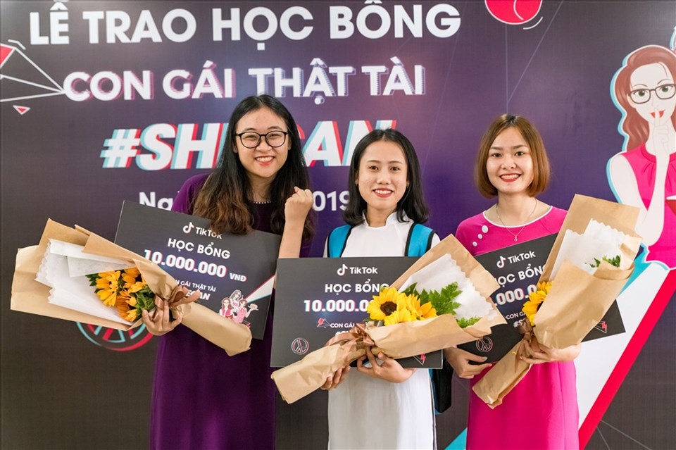 Các bạn sinh viên hạnh phúc khi nhận được món quà đặc biệt này. Các bạn sinh viên hạnh phúc khi nhận được món quà đặc biệt này.