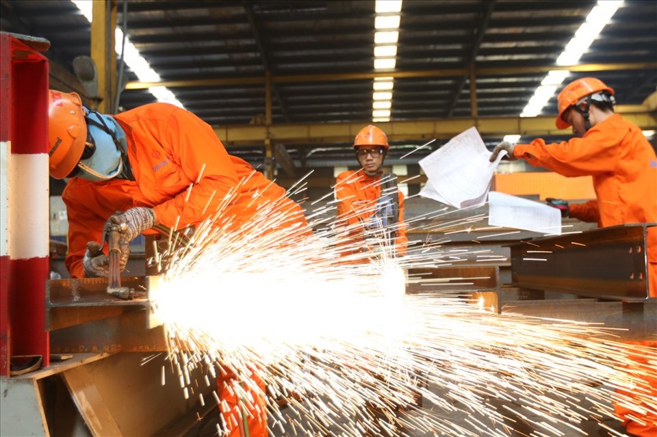 Công nhân Cty Đại Dũng có nhiều kinh nghiệm thực hiện các công trình lớn Công nhân Cty Đại Dũng có nhiều kinh nghiệm thực hiện các công trình lớn