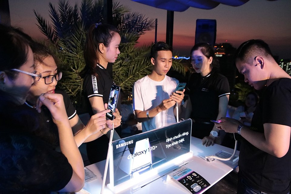 Khách hàng trải nghiệm bộ đôi Galaxy S10/S10+ tại sự kiện "Định chuẩn đỉnh" của Thế Giới Di Động tối ngày 3.3.2019. Khách hàng trải nghiệm bộ đôi Galaxy S10/S10+ tại sự kiện "Định chuẩn đỉnh" của Thế Giới Di Động tối ngày 3.3.2019.