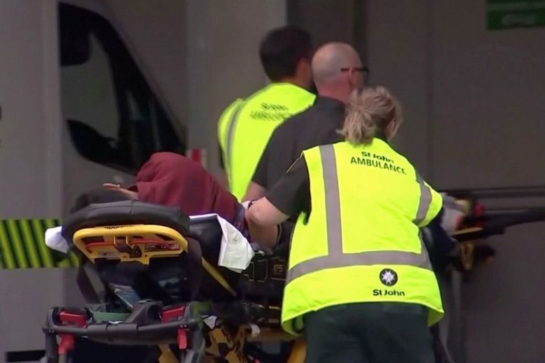 Một người bị thương trong vụ xả s&uacute;ng ở Christchuch ng&agrave;y 15.3. Ảnh: Reuters