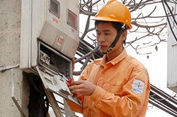 Điện và xăng "dắt tay" tăng giá: Tránh việc "tát nước theo mưa"