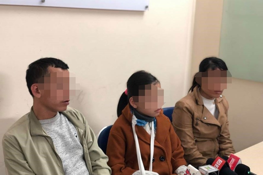 Cháu bé bỠxâm hại và bỠmẹ.