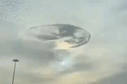 Phát hiện UFO bí ẩn bay gần Las Vegas và “lỗ mây” ở UAE