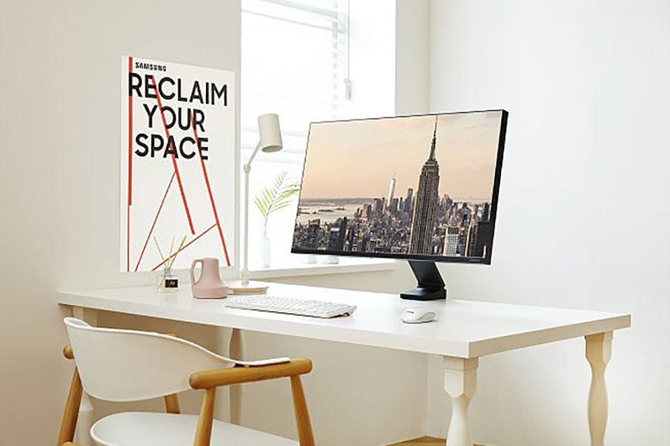 Màn hình Samsung Space giúp tăng 40% diện tích sử dụng bàn làm việc Màn hình Samsung Space giúp tăng 40% diện tích sử dụng bàn làm việc