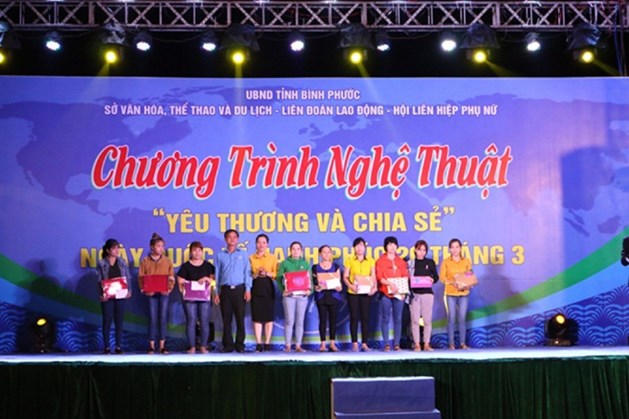 Ông Nguyễn Trung Dũng - Phó Chủ tịch LĐLĐ tỉnh Bình Phước (thứ 4 từ trái sang) trao quà của Cty TNHH Nike Việt Nam cho đoàn viên có hoàn cảnh khó khăn. Ảnh: N.V