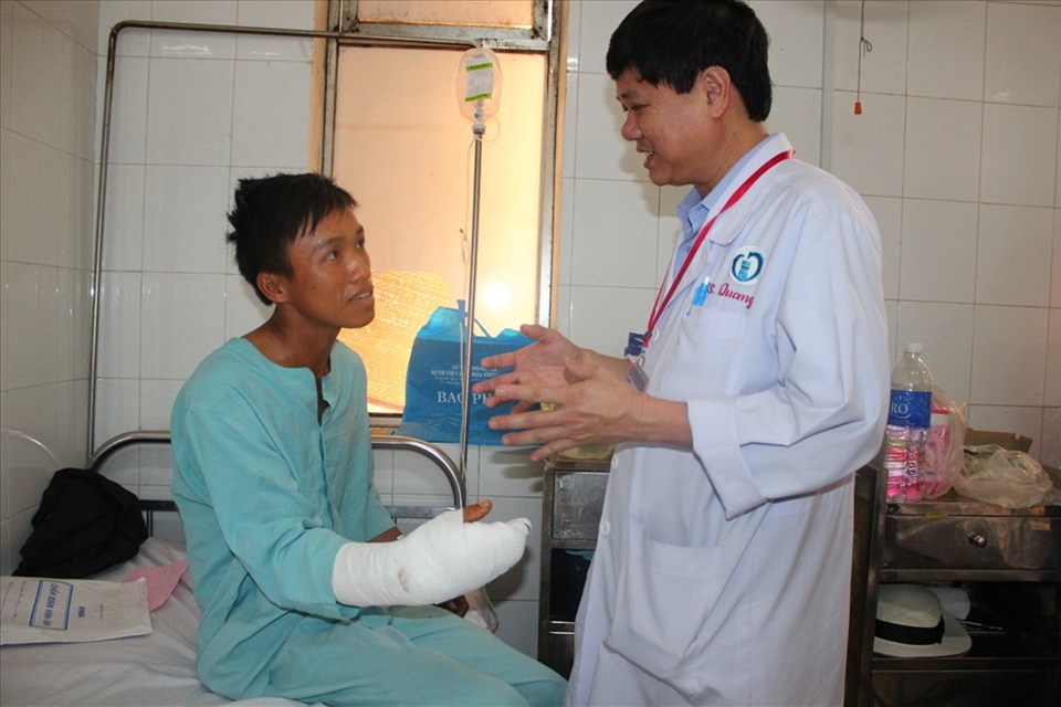 Đồng Nai: Bị máy cưa vào cổ tay, nối mạch máu không cần kim khâu Đồng Nai: Bị máy cưa vào cổ tay, nối mạch máu không cần kim khâu