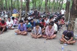 Hơn 50 đối tượng biến nhà vệ sinh công ty và vườn caosu thành sới bạc