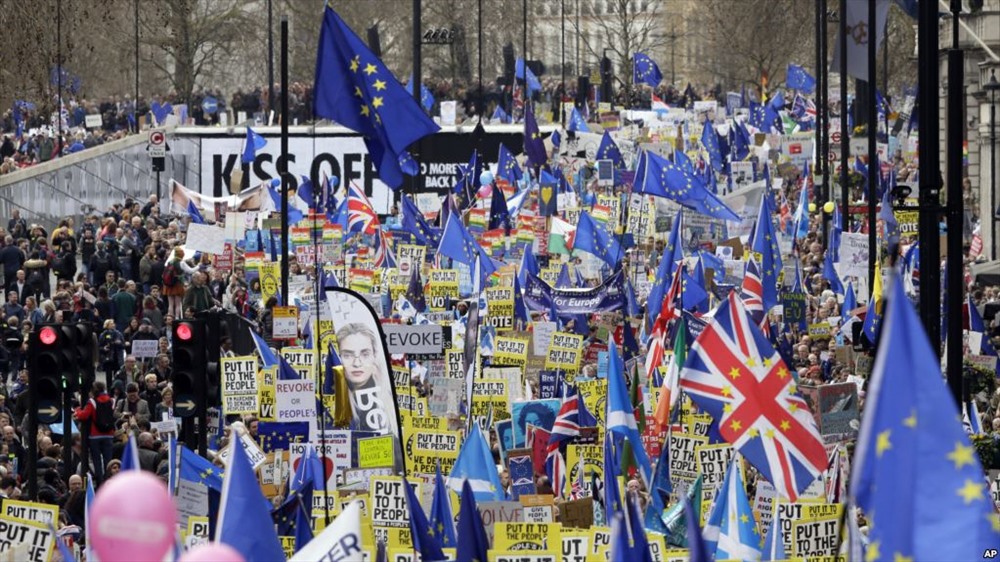 Biển người biểu tình phản đối Brexit trên đường phố London