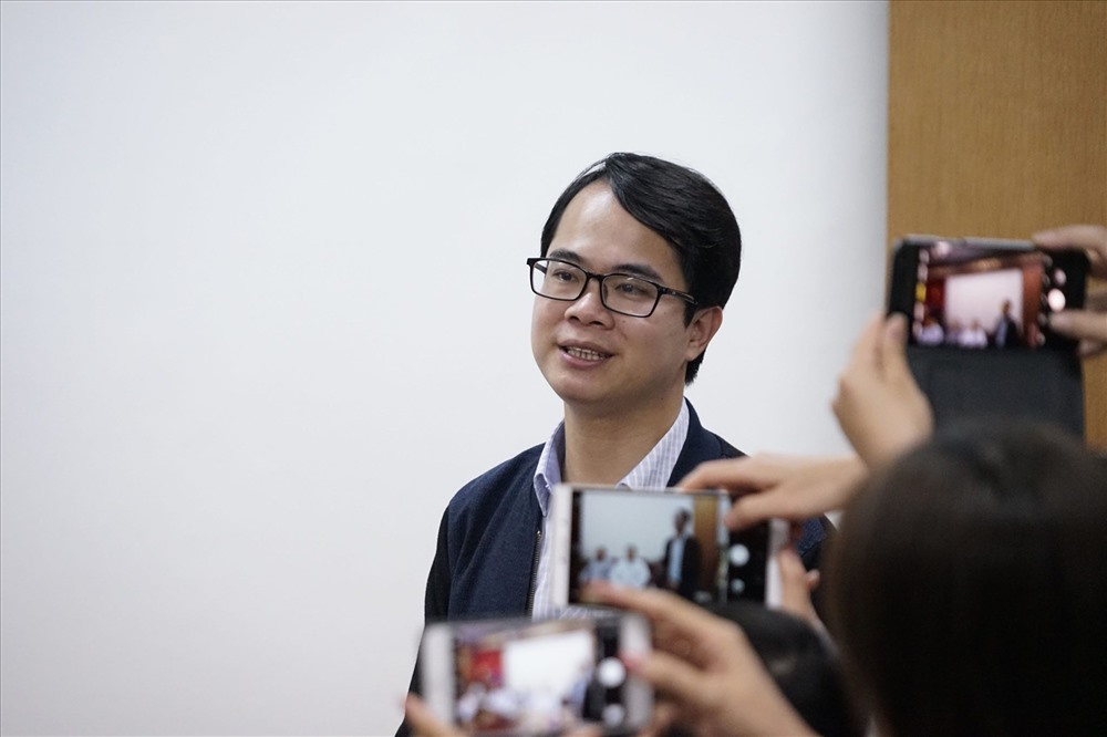 B&aacute;c sĩ Phong trả lời c&acirc;u hỏi của PV.