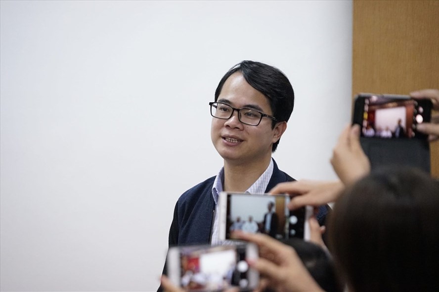 Bác sĩ Phong trả lời câu hỏi của PV.