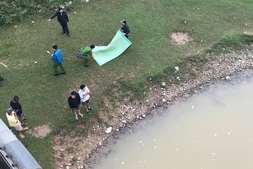 CÆ¡ quan chức nÄng tiếp cáºn hiá»n trưá»ng, Äiá»u tra nguyên nhân khiến nữ sinh thiá»t mạng. Ảnh: NV.