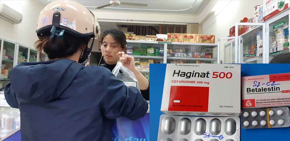 Người b&aacute;n thuốc đang b&aacute;n kh&aacute;ng sinh cho một kh&aacute;ch h&agrave;ng. Kh&aacute;ng sinh m&agrave; PV mua được sau khi n&oacute;i v&agrave;i triệu chứng mắc phải (ảnh nhỏ). Ảnh: PV