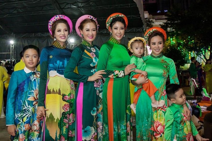 Các hoa hậu cùng con biểu diễn áo dài.