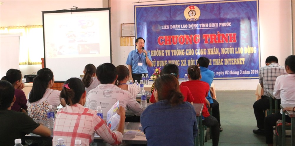 Hơn 200 công nhân Công ty Freewell đang được tuyên truyền, định hướng tư tưởng về cách sử dụng mạng xã hội. Ảnh: Sông Hương