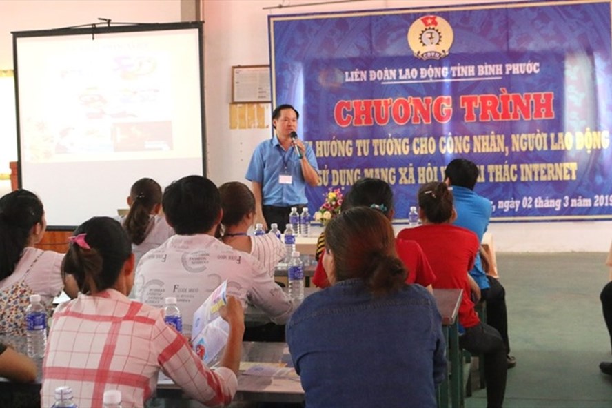 Hơn 200 công nhân Công ty Freewell đang được tuyên truyền, định hướng tư tưởng về cách sử dụng mạng xã hội. Ảnh: Sông Hương