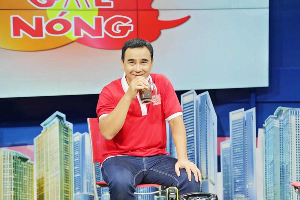 Quyền Linh lần đầu dẫn chương trình thời sự. Quyền Linh lần đầu dẫn chương trình thời sự.