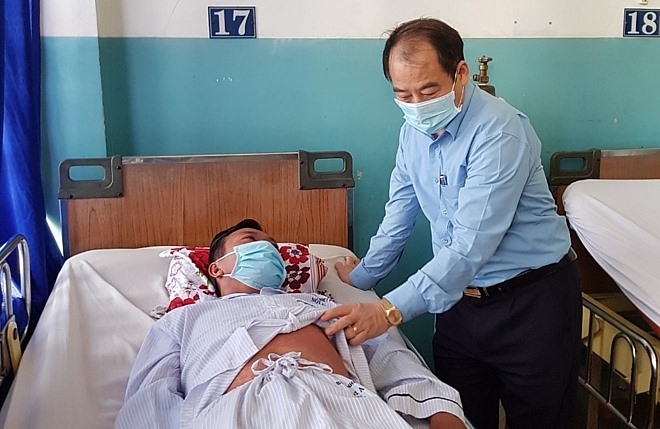 Cục trưởng Cục Y tế Dự ph&ograve;ng Trần Đắc Phu thăm hỏi bệnh nh&acirc;n điều trị sởi. 