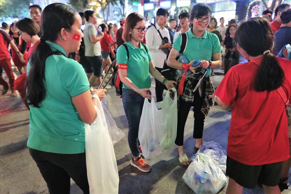 Để TPHCM luôn sạch đẹp, rất cần những người dân chung tay bảo vệ môi trường bằng những hành động đơn giản nhất như thu gom rác tại các tụ điểm công cộng sau các sự kiện lớn hay đơn giản là bỏ rác vào thùng. Ảnh: Trường Sơn Để TPHCM luôn sạch đẹp, rất cần những người dân chung tay bảo vệ môi trường bằng những hành động đơn giản nhất như thu gom rác tại các tụ điểm công cộng sau các sự kiện lớn hay đơn giản là bỏ rác vào thùng. Ảnh: Trường Sơn