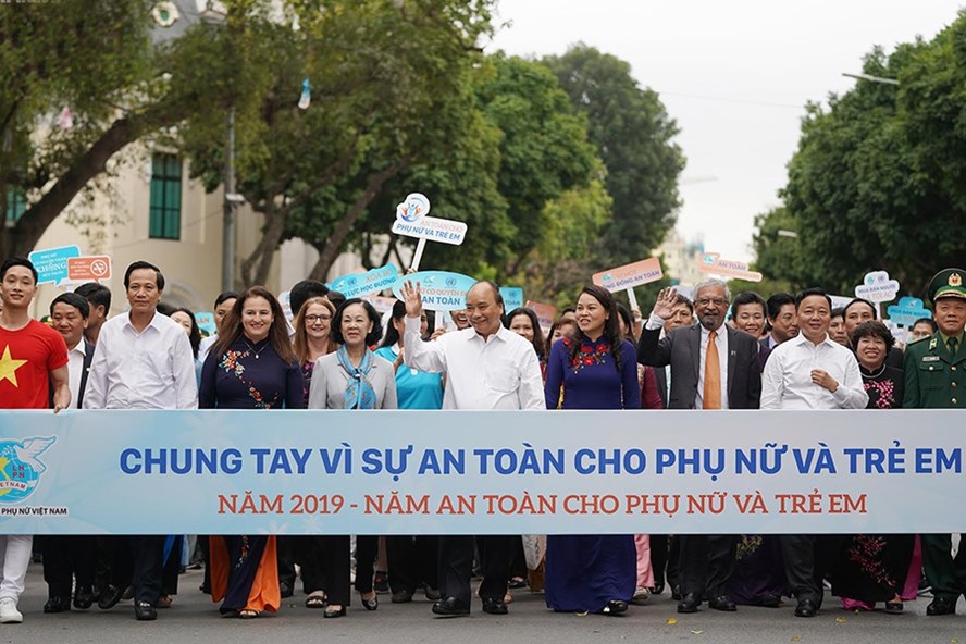 Thủ tướng Nguyễn Xuân Phúc (giữa) và các đại biểu cùng tham gia đi bộ trên đường Đinh Tiên Hoàng (Hà Nội), hưởng ứng Năm An toàn cho phụ nữ và trẻ em, sáng 6.3. Ảnh: Hải Nguyễn