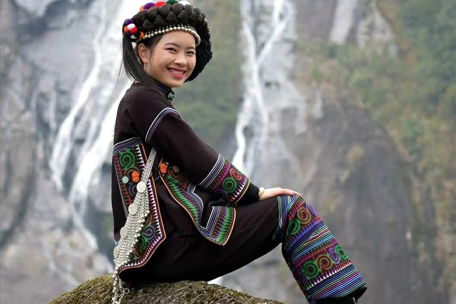 Cô gái Hà Nhì Đen với mái tóc đồ sộ, đẹp mắt và bộ trang phục truyền thống.