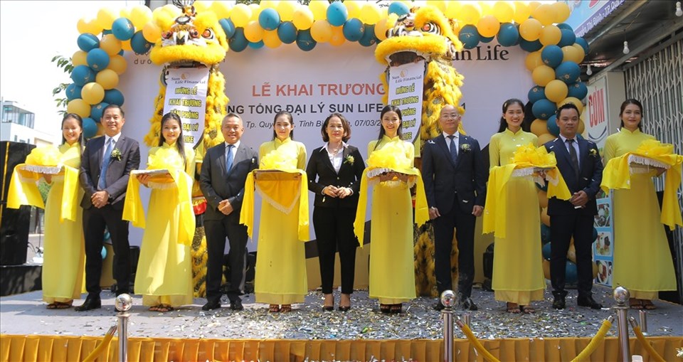 Đại diện Sun Life Việt Nam và khách mời cùng thực hiện nghi thức cắt băng khai trương Văn phòng Tổng đại lý Sun Life tại Bình Định. Đại diện Sun Life Việt Nam và khách mời cùng thực hiện nghi thức cắt băng khai trương Văn phòng Tổng đại lý Sun Life tại Bình Định.