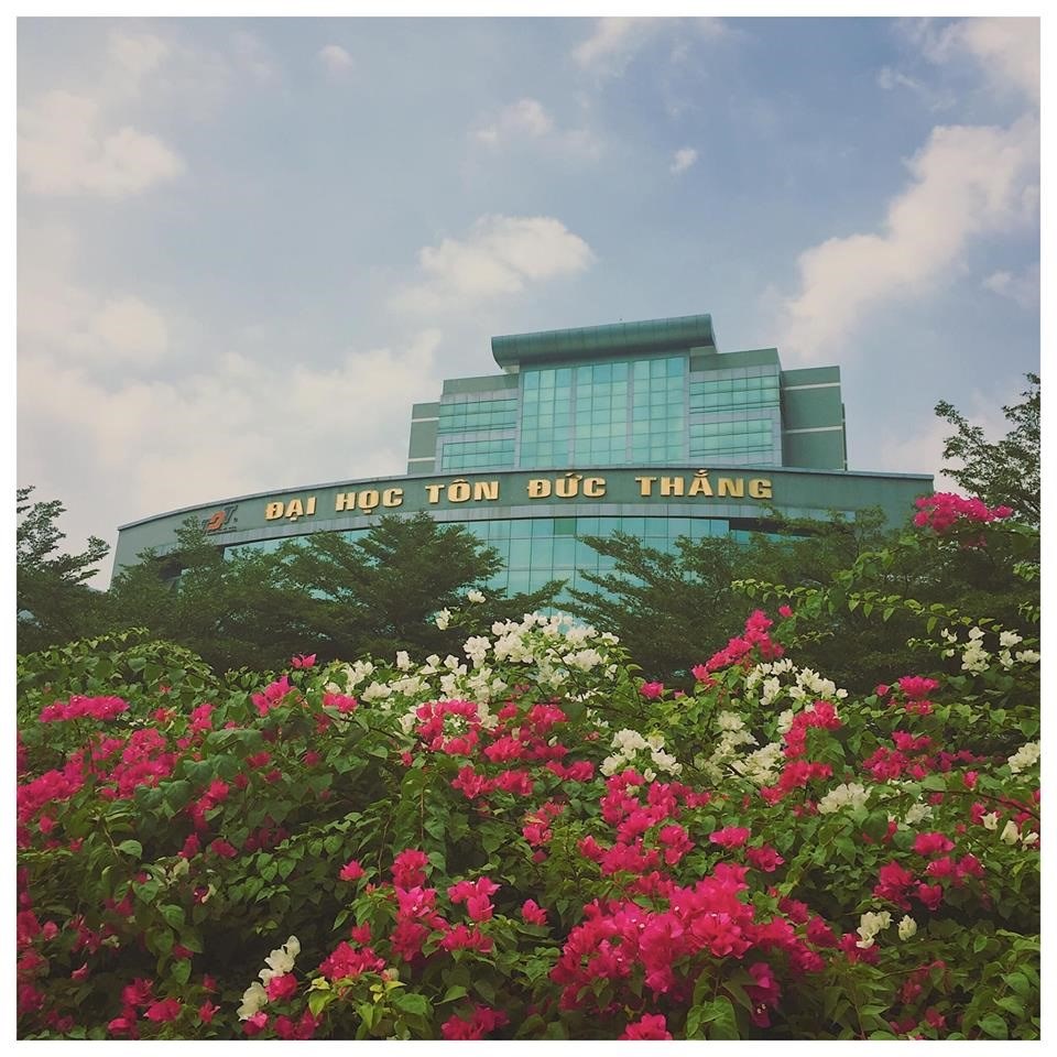 Giàn hoa giấy khiến không gian của trường ĐH Tôn Đức Thắng trở nên thơ mộng hơn. Ảnh: Sinh viên Đại Học Tôn Đức Thắng Giàn hoa giấy khiến không gian của trường ĐH Tôn Đức Thắng trở nên thơ mộng hơn. Ảnh: Sinh viên Đại Học Tôn Đức Thắng