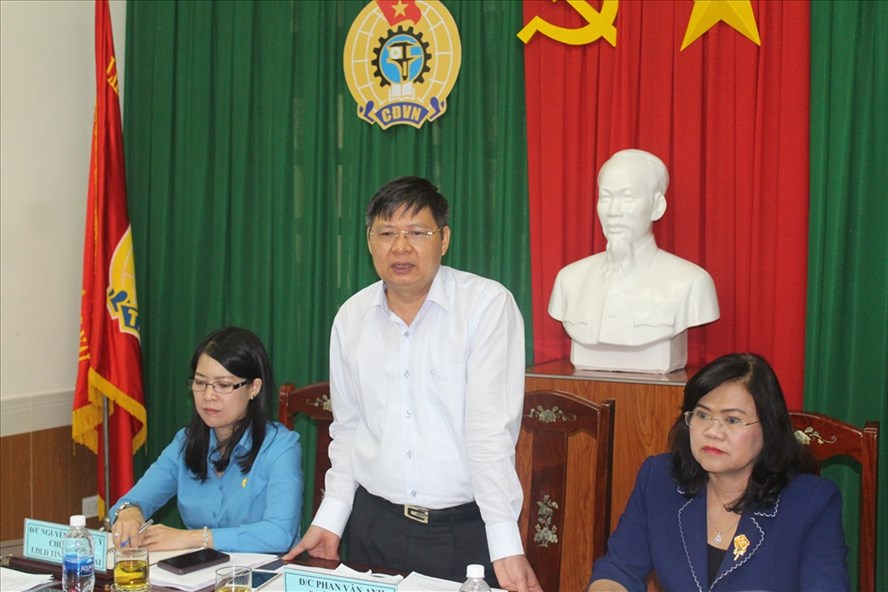 Phó Chủ tịch Tổng LĐLĐVN Phan Văn Anh phát biểu tại cuộc họp.