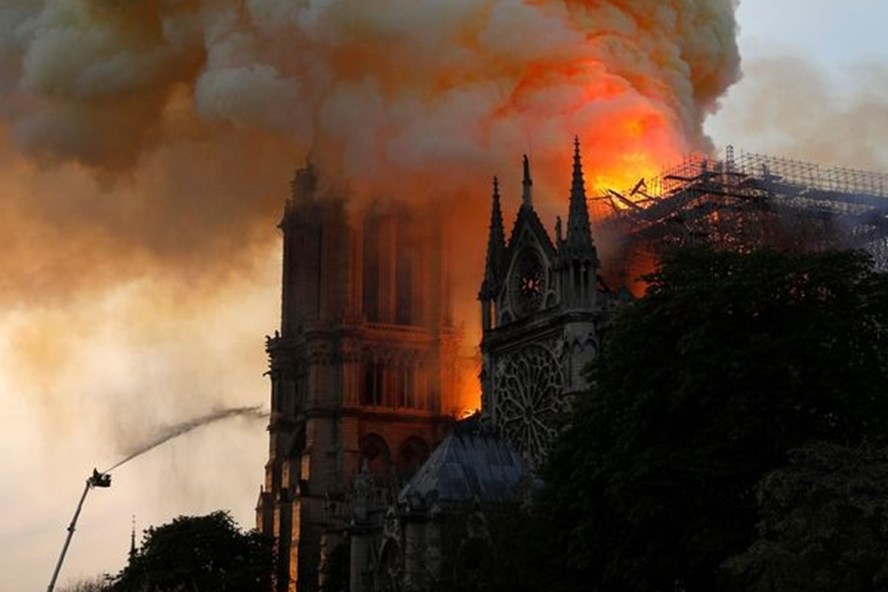 Nhà thờ Đức Bà Paris trong vụ cháy. Ảnh: Getty. 