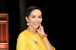 Hoa hậu H'Hen Niê tóc tém ấn tượng cùng trang phục áo dài