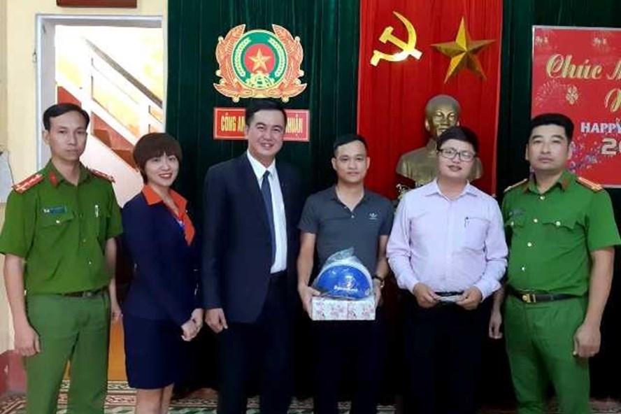 Anh Hùng (thứ 2 bên phải qua) nhận lại số tiền từ cơ quan chức năng.