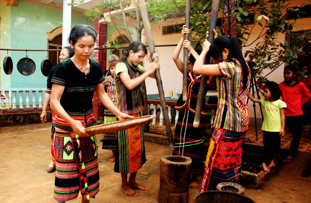 Sinh hoạt của đồng bào dân tộc S'tiêng ở Bình Phước. Ảnh: H.H