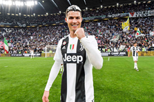 Ronaldo cùng đồng đội mở tiệc ăn mừng Scudetto thứ 8 liên tiếp