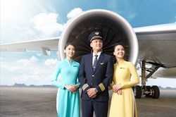 Chàng cơ trưởng kiêm người mẫu “quốc dân” của Vietnam Airlines