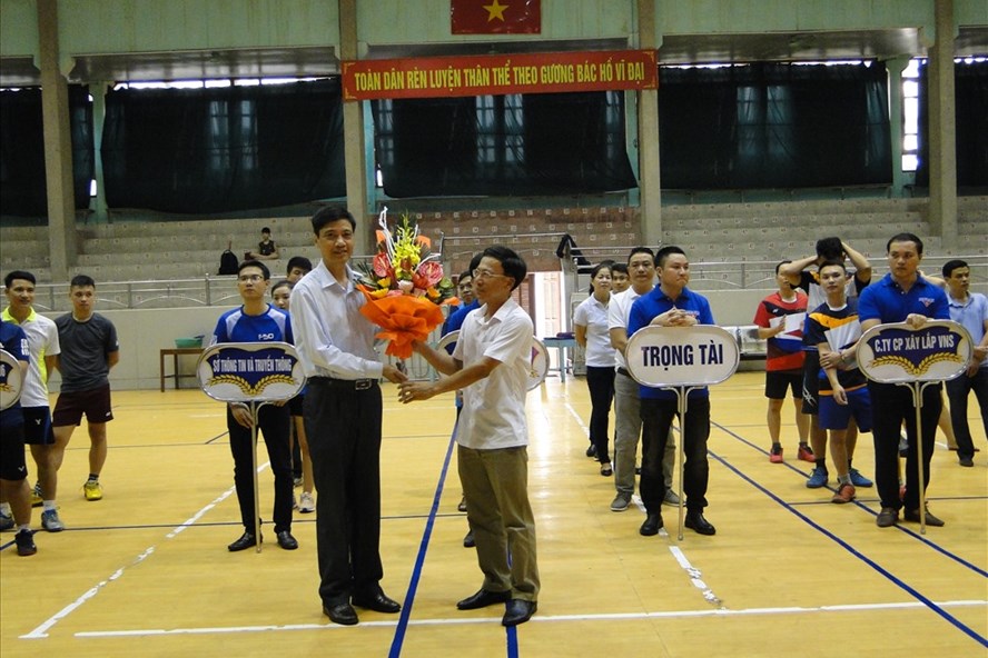 Đồng chí Nguyễn Thanh Bình (phải) - Phó Chủ tịch LĐLĐ tỉnh Thái Bình - tặng hoa chúc mừng các đoàn tham dự giải đấu.
